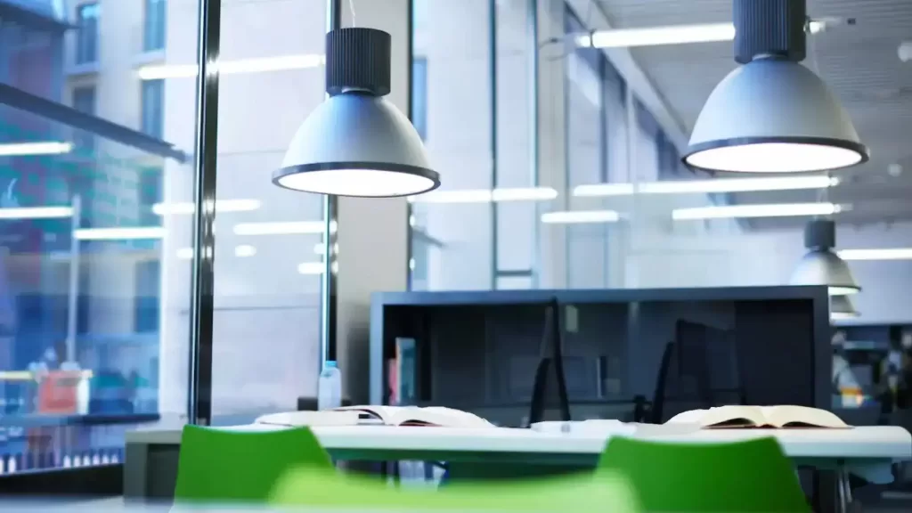 Iluminación Perfecta para la Oficina: Crea un Ambiente de Trabajo Productivo - Artículos Tocman
